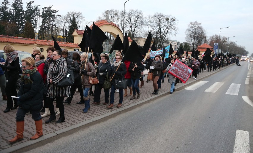 Symboliczny pogrzeb szpitala w Trzebnicy. Kondukt pogrzebowy...