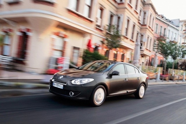 Sylwetka nowego renault jest bliska limuzynie, choć wielkością auto kwalifikuje się do segmentu samochodów rodzinnych