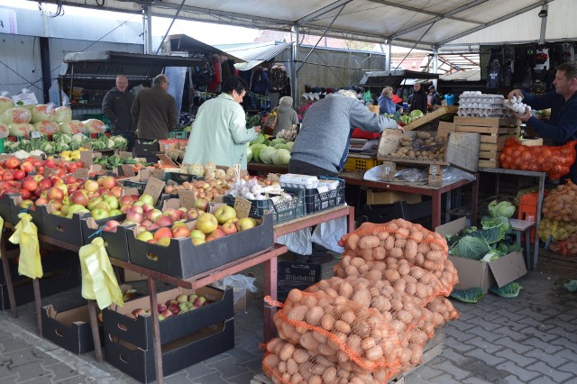 Mieszkańcy chętnie robią zakupy na świebodzińskim ryneczku, ponieważ mają zaufanie do lokalnych dostawców