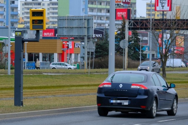 Ten fotoradar to jeden z czterech rejestrujących przekroczenia prędkości w Toruniu