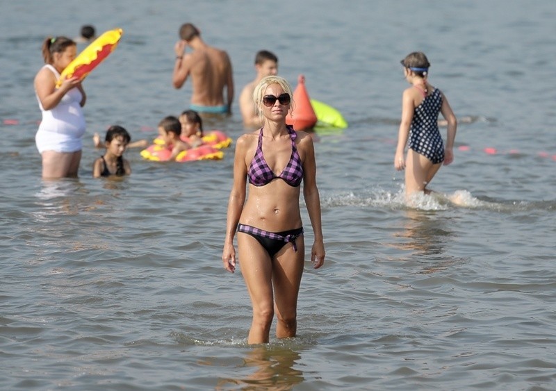 Plażowicze nad zalewem w Radymnie w pow. jarosławskim.