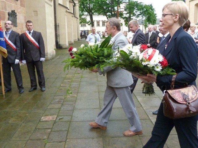 Kwiaty przed tablicą poświęconą Przemysławowi Gosiewskiemu złożyła rzadko widywana w regionie wdowa po wicepremierze, świętokrzyska senator Beata Gosiewska. 