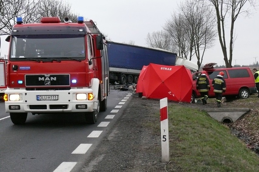 Śmiertelny wypadek w Miłosnej. Ciężarówka zderzyła się z busem