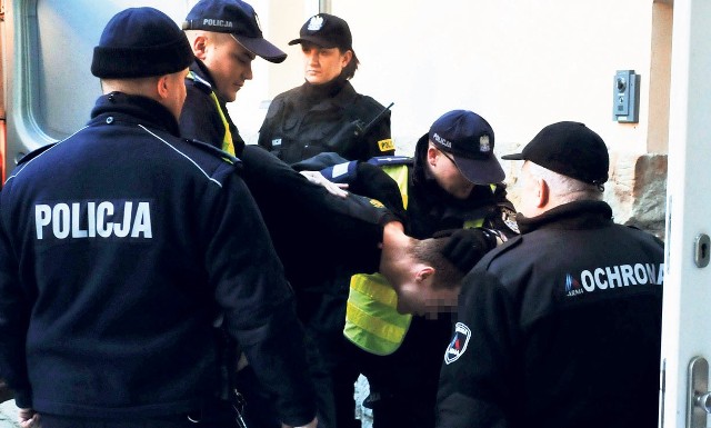 Maciej B. na rozprawę aresztową, która odbyła się w sobotę (31 grudnia) przed południem w Sądzie Rejonowym w Krośnie, został dowieziony w silnej eskorcie policji, skuty kajdankami na rękach i nogach.