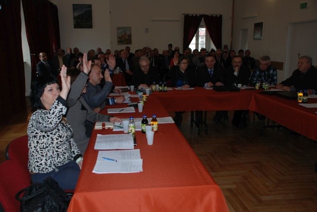 Uchwała o utworzeniu Zespołu Szkół numer 1 w Pińczowie została podjęta po długiej dyskusji. Za głosowało dwanaścioro radnych, siedmioro przeciw.