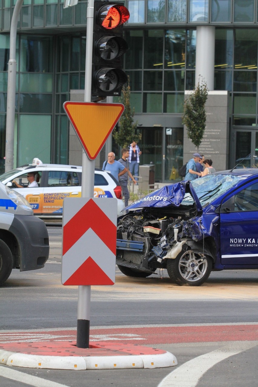 Wypadek przy Wroclavii. Osiem osób rannych, w tym dwie ciężko