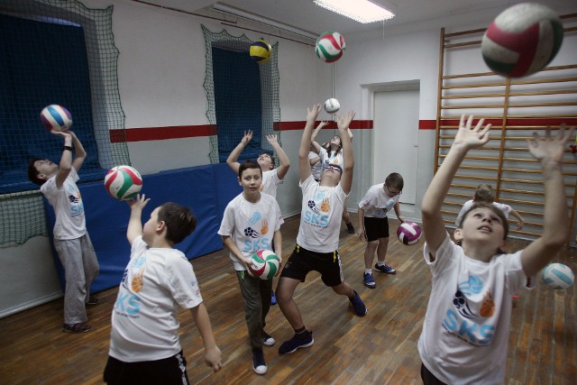 Lekcja WF w jednej z polskich szkół. Szkolna dawka aktywności fizycznej to jednak za mało, by poprawić poziom ogólnej sprawności młodego pokolenia