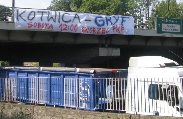 Transparent informujący o wyjeździe na wiadukcie przy ulicy Tuwima.