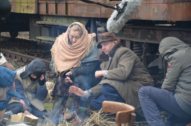 Pamiętacie nasz film poświęcony Wydarzeniom Zielonogórskim? Właśnie powstaje nowy obraz, którego producentem jest „Gazeta Lubuska”. To fabularyzowany dokument poświęcony Kresom... Będzie w nim i o kresowej sielance, i o Rzezi Wołyńskiej i wreszcie o drodze przesiedleńców na zachód i pierwszych dniach na ziemiach zwanych odzyskanymi.Zwiastun filmu o Kresach:Władysławowi Kopaczyńskiemu z Przyborowa kręciły się w oczach łzy, gdy opowiadał przed kamerą o okolicach Trembowli, o transporcie na zachód, o pierwszej, smutnej Wigilii już na ziemiach zwanych odzyskanymi. Opowieść była tak poruszająca, że Michał Szymanowicz, członek filmowej ekipy, mówił, że przez kilka dni nie mógł się otrząsnąć… Z panem Władysławem ledwie zdążyliśmy porozmawiać. Odszedł. Ale dzięki filmowi, którego producentem jest „Gazeta Lubuska”, jego opowieść przetrwa…Czytaj więcej o filmie, projekcie Kresy. Poznaj wstrząsające, prawdziwe historie ludzi. Odwiedź nasz serwis specjalny: NASZE KRESY:Film, projekt, prawdziwe historie ludzi. Odwiedź nasz serwis specjalny NASZE KRESY: