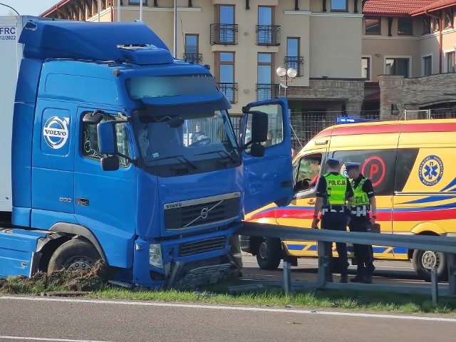 Złotoria. Wypadek ciężarówki na S8. Utrudnienia na drodze Białystok - Warszawa. Kierowca został ranny