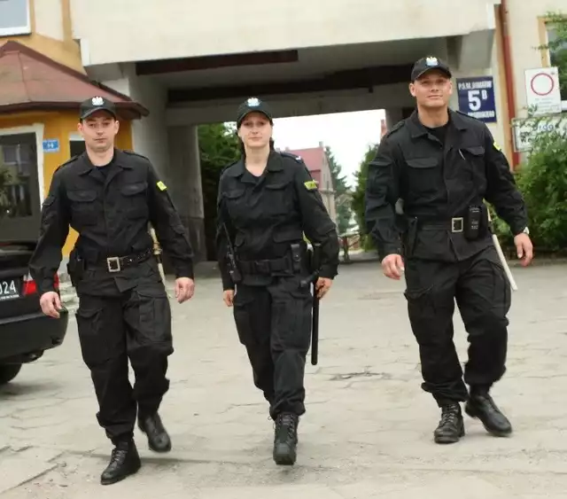 Marcin Śpiewak, Anna Pogorzelska-Szewc i Bartosz Wojtyła, policjanci ze Słupska w czasie upału patrolują ulice w czarnych ubraniach jesiennych i ciężkich butach.
