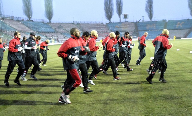 Utrzymanie stadionu kosztuje miasto prawie 100 tysięcy złotych miesięcznie. To są rachunki za prąd, ogrzewanie, wywóz śmieci, wodę, sprzątanie, strzyżenie trawy. Do tego trzeba doliczyć 180 tysięcy złotych za podgrzewanie murawy. Teraz wszystkie te koszty pokrywać będą szczecinianie.