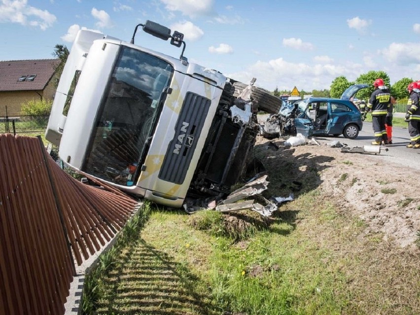 Wypadek w okolicy Brzozy koło Bydgoszczy. Osobówka zderzyła się z ciężarówką [zdjęcia, wideo]