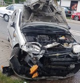 Różan. Wypadek drogowy. Auto uderzyło w barierki. Przypadkowy strażak z  Czerwonki pomógł pasażerowi