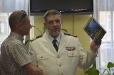Kapitan Włodzimierz Grycner promował w Chełmży swoją najnowszą książkę