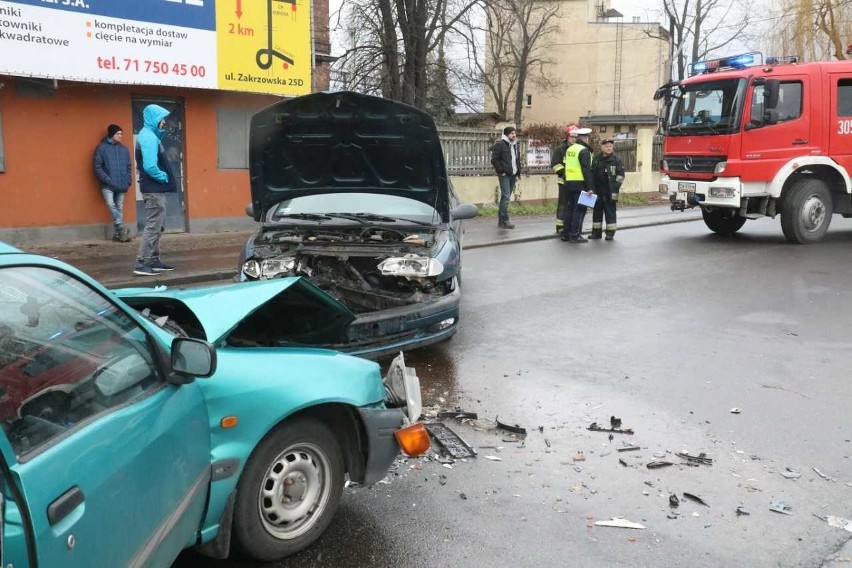 Wypadek koło Korony. Jedna osoba jest ranna. Kierowca renault nie ustąpił pierwszeństwa