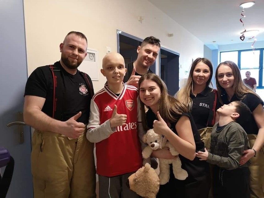 Strażacy z regionu odwiedzają dzieci na oddziałach onkologicznych w całej Polsce [ZDJĘCIA]