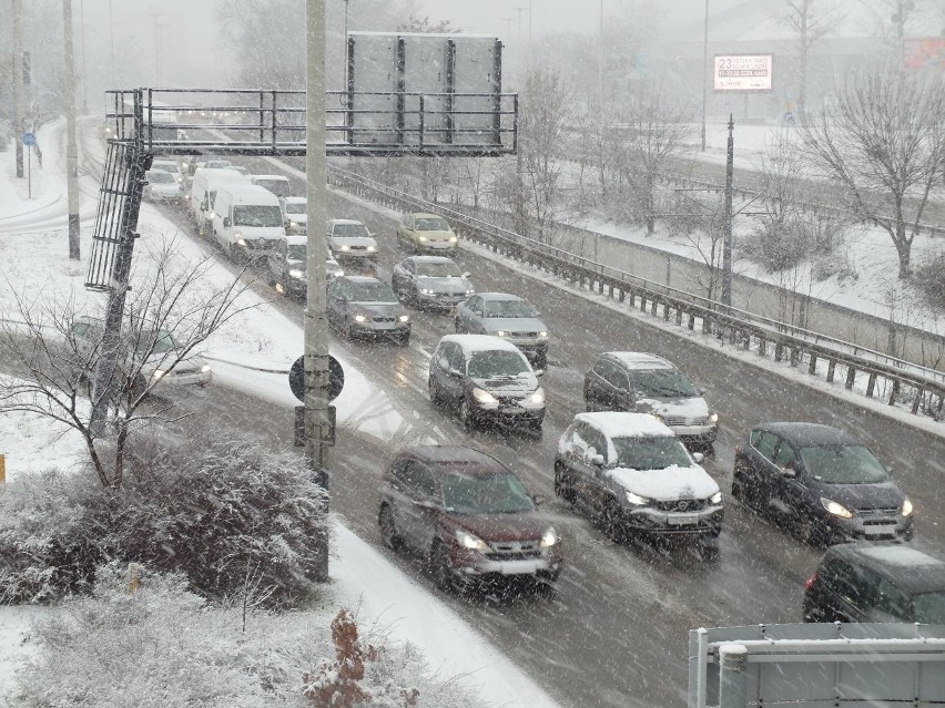 Śnieżny poranek na łódzkich drogach