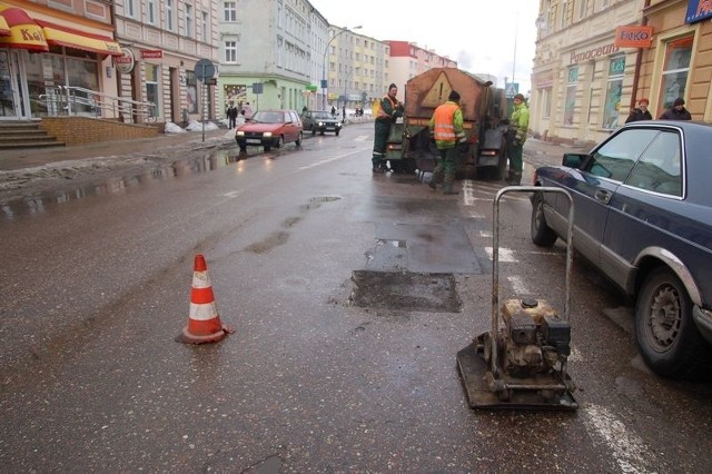 Łatanie ulicy Wyszyńskiego nie zdaje już egzaminu, konieczny jest gruntowny remont. 
