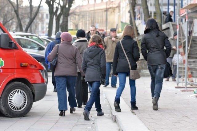 Nasz Czytelnik twierdzi, że na chodniku przy ul. Sienkiewicza za mało jest miejsca, a przechodnie muszą wchodzić na schodki.