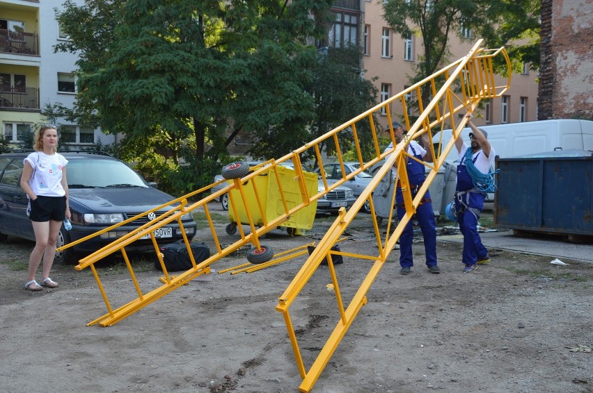 Drabina Jakubowa na podwórkach wrocławskiego Trójkąta