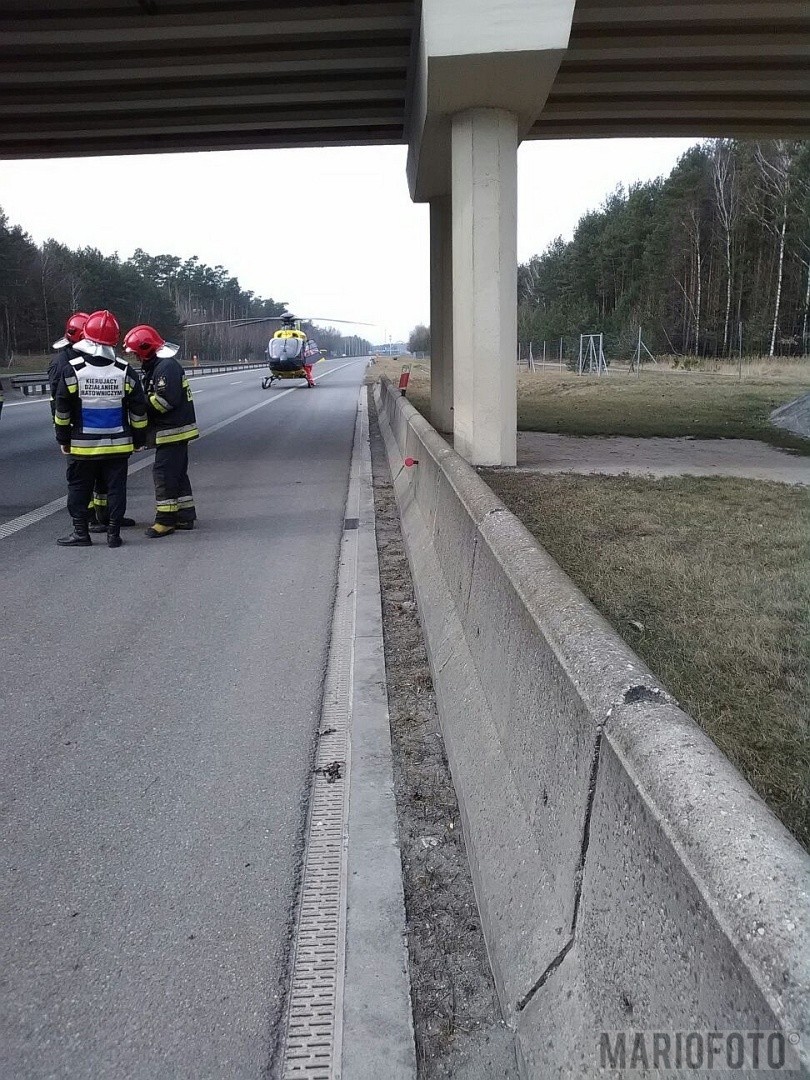 Wypadek na autostradzie A4. Dachował bus.