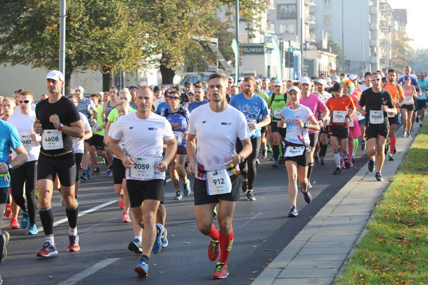 Zdjęcia z maratonu w Poznaniu 2018 - biegacze na pierwszym...