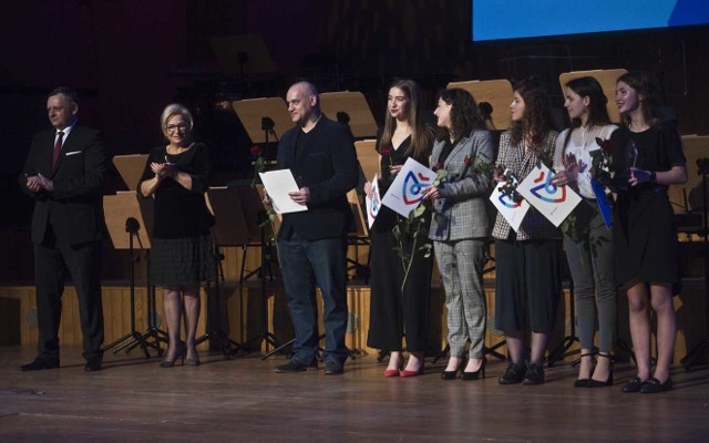 W tym roku do ratusza wpłynęły 62 wnioski o przyznanie nagrody za osiągnięcia w  dziedzinie tworzenia, upowszechniania i ochrony kultury. Kapituła pozytywnie rozpatrzyła 28 z nich. Dziś poznaliśmy laureatów.Gospodynią 11. Gali Koszalińskiej Kultury była Filharmonia Koszalińska. Uroczystość rozpoczęła się minutą ciszy i wspomnieniem Małgorzaty Kobierskiej, nauczycielki gry na skrzypcach w Zespole Państwowych Szkół Muzycznych, która zmarła 9 lutego.Część rozrywkową przygotował zespół Mr. Zoob, który wystąpił z Orkiestrą Symfoniczną Filharmonii Koszalińskiej pod batutą Jarosława Barowa. Po koncercie premierę miał Almanach Kultury Koszalińskiej, a muzealnicy przedstawili  katalog Kolekcji Osieckiej  i projekt Zagrody Jamneńskiej.W tym roku nagrody przyznano w odświeżonej formule - po raz pierwszy za Kulturalną Inicjatywę Roku. Według nowych zasad przyznano trzy (a nie jedno) wyróżnienia za wspieranie działalności kulturalnej „Mecenas Kultury”. Łączna pula przyznanych nagród wyniosła - 56,7 tys. zł.Za całokształt wieloletniej pracy artystycznej i działania na rzecz upowszechniania kultury nagrodzeni zostali: Lidia Artiuch-Dzięcielska,  instruktorka kulturalno-oświatowa w Klubie „Przylesie”, Jerzy Litwin - aktor Teatru Propozycji „Dialog”, Stanisława Schreuder - autorka tomików poezji, tekstów piosenek i scenariuszy, Wiesław Soja, solista Filharmonii Koszalińskiej, organista i dyrygent Franciszkańskiego Chóru „Lutnia”, malarka Longina Stańczyk oraz malarz Krzysztof Tracz. Nagrody za osiągnięcia w dziedzinie kultury dla osób dorosłych były trzy - otrzymali je twórcy filmów historycznych, promujących wątki lokalnej historii, Marcin Maślanka i Arkadiusz Pater, gitarzysta Mateusz Kowalski oraz Łukasz Waberski, założyciel studia kreatywnego „Dobry Sztos”.Nagrody II stopnia w dziedzinie kultury (dzieci i młodzież): Julia Chojnacka, Paweł Gołaszewski, Wiktor Kazubiński, Weronika Olesiak, Hanna Skupień, Michał Słobodzian. Nagrody I stopnia: pianistki Gabriela Bortnowska i Julia Bortnowska, uczennice Zespołu Państwowych Szkół Muzycznych w Koszalinie, Martyna Ćwik, która talent wokalny doskonali w Centrum Kultury 105, skrzypek Wiktor Dziedzic, uczeń ZPSM, fotograficzka Weronika Kordylas - przedstawicielka Pałacu Młodzieży w Koszalinie. Nagrodę I stopnia oraz tytuł Młody Artysta Roku zdobył Mikołaj Gajdzis, waltornista, uczeń ZPSM, zdobywca m.in. I miejsca, Złotego Medalu i nagrody specjalnej na III Międzynarodowym Konkursie Instrumentów Dętych „Finalis” w Białymstoku.- W kulturze zauważani są ci, którzy osiągają mistrzostwo. Życzę wam, bycie byli najlepsi i dobrze odbierani przez publiczność, bo bez publiczności nie ma kultury - powiedział prezydent Piotr Jedliński.Jest nam ogromnie miło, że aż dwie nagrody za działania w zakresie kultury „Kulturalna Inicjatywa  Roku 2018” otrzymali kandydaci nominowani przez „Głos Koszaliński” - w kategorii dzieci i młodzież nagrodę i tytuł otrzymały autorki projektu Odjazdowa Sztuka Koszalińska - uczennice I LO Aleksandra Sobieraj, Natalia Lewińska, Weronika Kordylas, Klaudia Kokot i Julia Ustianowska. W kategorii dorośli laureatem został Przemysław Majewski za wydanie płyty „Międzywojenna nuta” z okazji 100. rocznicy Odzyskania Niepodległości. Wydarzeniem Kulturalnym Roku 2018 zostały dwa przedsięwzięcia: Koncert Jubileuszowy z okazji 60-lecia Koszalińskiej Szkoły Muzycznej „Poloneza czas zacząć...”  i 6. Good Vibe Festival.