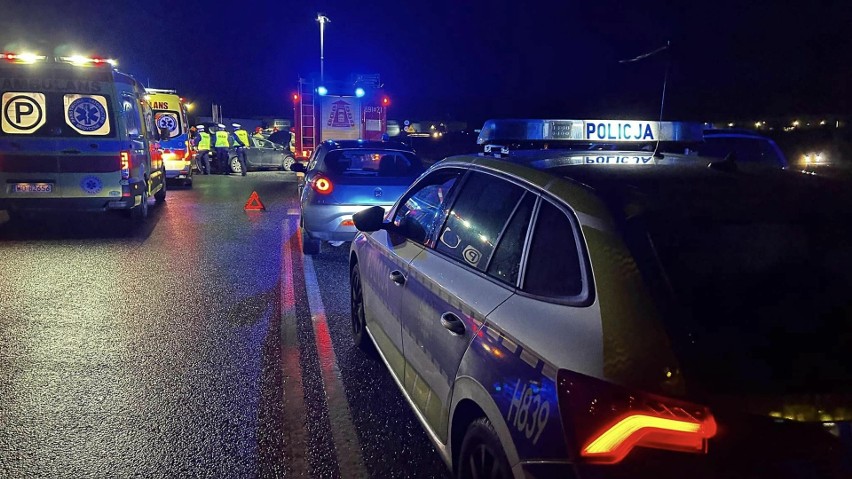 Wypadek na S8 w Turzynie, 16.12.2023. Dwie osoby trafiły do szpitala
