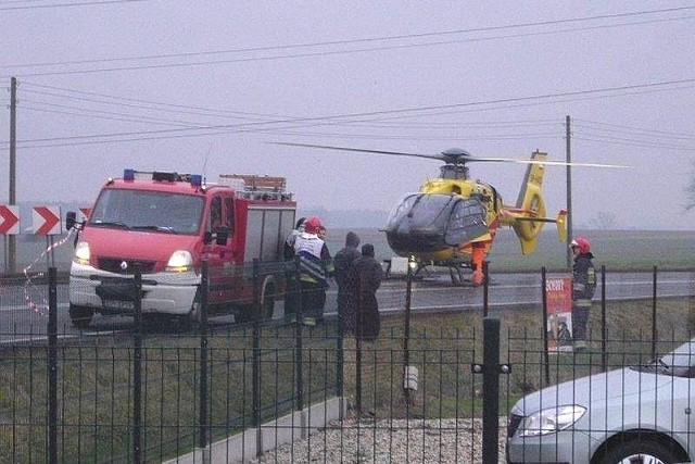 Kierowcę matiza do szpitala zabrał helikopter LPR. Niestety mężczyzna zmarł.