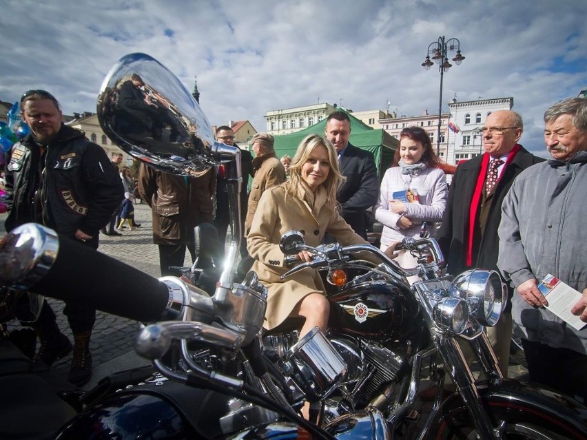 Magdalena Ogórek, kandydatka na prezydenta Polski, odwiedziła dziś Bydgoszcz. Zwiedzała miasto, przejechała się też na Harley'u [zdjęcia]