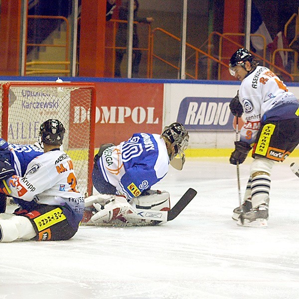 Martin Ambruz (siedzi na lodzie) strzelił dwa gole dla TKH, a Rudolf Vercik zaliczył dwie asysty.