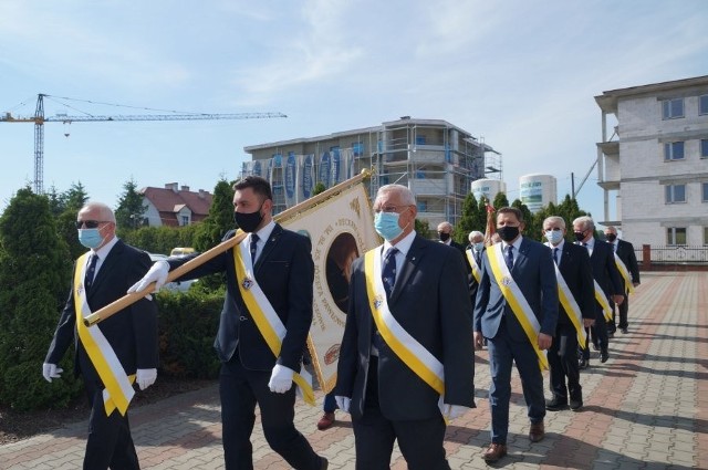 Uroczystość Bożego Ciała była celebrowana w parafii błogosławionego J&oacute;zefa Pawłowskiego we Włoszczowie w czwartek, 3 czerwca. W procesji ulicami Włoszczowy przeszło wielu wiernych. Dopisała pogoda.Eucharystii przewodniczył Paweł Foderowicz z parafii w Kostomłotach - nowy neoprezbiter diecezji kieleckiej, kt&oacute;ry odprawił prymicyjną Mszę Świętą, tu bowiem jako diakon odbywał roczną praktykę duszpasterską. Po mszy rozpoczęła się procesja. Tradycyjnie już wierni przeszli do czterech ołtarzy nieopodal kaplicy i budowanego kościoła - ulicami biskupa Mieczysława Jaworskiego i Armii Krajowej.WIĘCEJ NA NASTĘPNYCH SLAJDACH &gt;&gt;&gt;&gt;&gt;&gt;&gt;&gt;&gt;