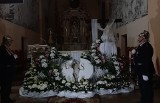 Liturgia Wielkiego Piątku w Kazimierzy Małej. Wierni adorowali krzyż i Najświętszy Sakrament w grobie Pańskim. Czuwanie do północy