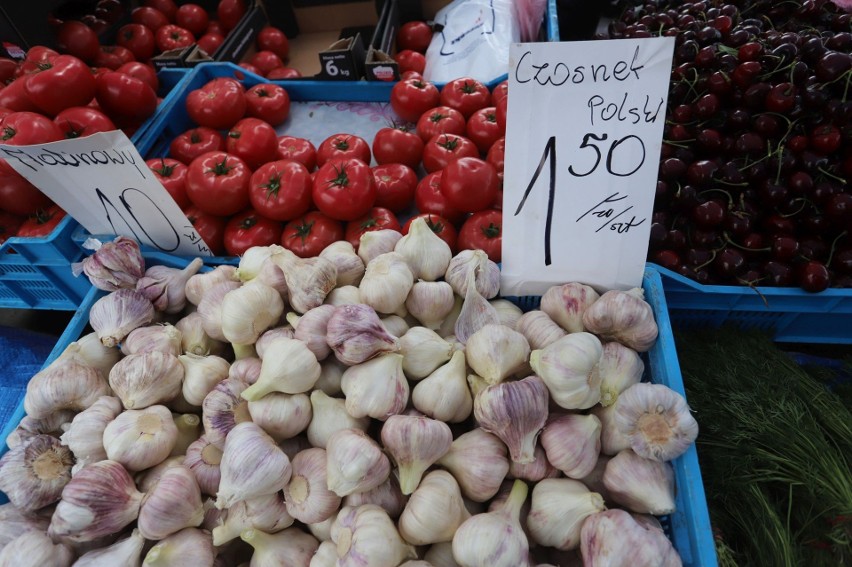 Są już czereśnie na kieleckich bazarach. Ceny zwalają z nóg... Za kilogram nawet 50 złotych! Po ile inne owoce i warzywa? 