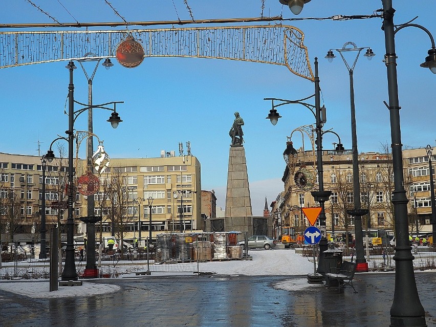 Pomnik znajduje się na osi ulicy Piotrkowskiej