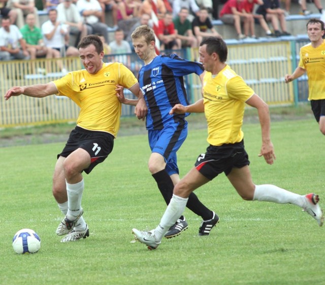 Piłkarze Stali Nowa Dęba (żółte koszulki) wygrali u siebie ważny mecz z JKS Jarosław.