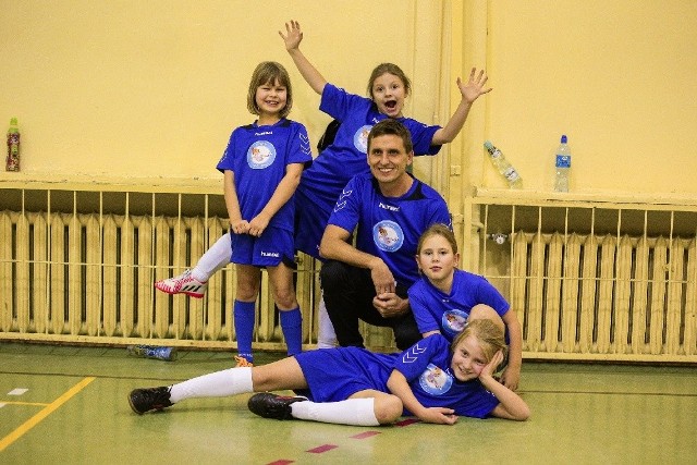 Trener Korony Kielce Marcin Brosz zagrał w piłkarskich trójkach z dziewczynkami z drużyny Funny Footbal.