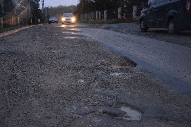 Na kieleckiej ulicy Piaseczny Dół pełno… dołów. Mieszkańcy domagają się remontu  