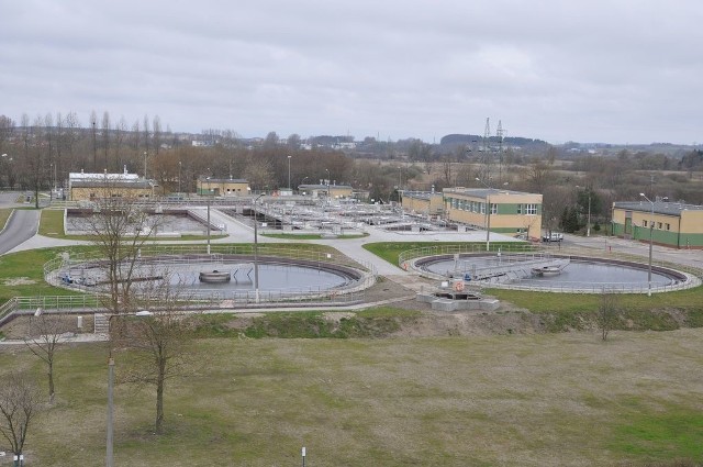 Po latach podwyżek cen wody i ścieków w powiecie szczecineckim zanosi się na obniżkę taryf. W samym Szczecinku opłata stanieje o 26 groszy, w okolicznych gminach obniżki też będą, choć zwykle mniejsze. 