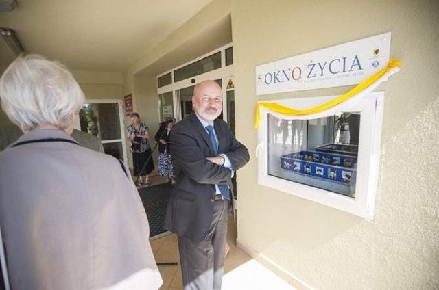 Ryszard Stus, dyrektor szpitala w Słupsku, przed Oknem Życia.