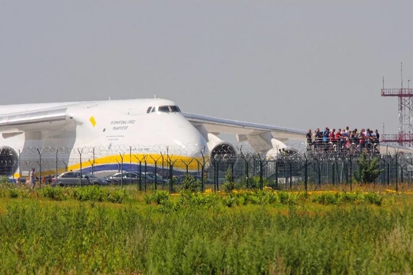 Gigantyczny AN 124 100 Rusłan na lotnisku w Pyrzowicach...