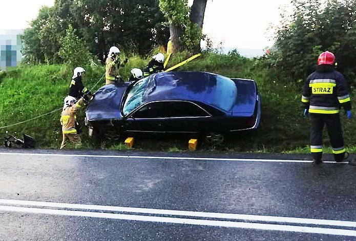 DK 28. Samochód osobowy dachował na krajówce w Tymbarku