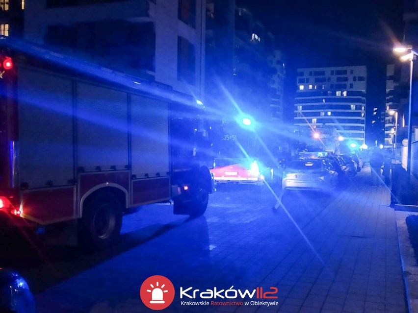 Kraków. Rozległy pożar w jednym z bloków mieszkalnych. Na miejscu jednostki straży pożarnej