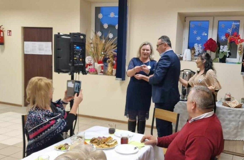 Seniorzy ze Smogorzowa pod Przysuchą mieli spotkanie noworoczne z burmistrzem