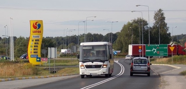 Skrzyżowanie u zbiegu ulic: Serbskiej, Moniuszki, Katowickiej i obwodnicy Żar w godzinach popołudniowych jest zakorkowana tak, że na przejazd czekamy z 15 minut.