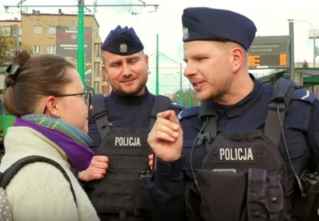 Poznaniacy z uśmiechem reagowali na policjanta, którego znali z telewizji.