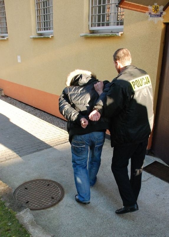 Policjanci zatrzymali młodego mężczyznę ze Słupska podejrzanego o oszustwa internetowe