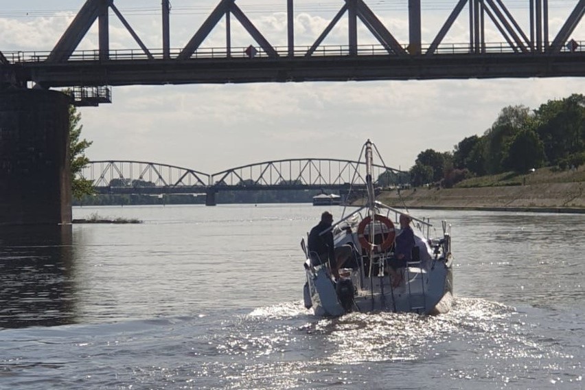 Mundurowi pomogli załodze jachtu kabinowego