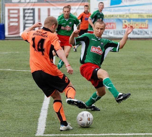 Obrońcy Bałtyku (zielone koszulki) próbują zatrzymać szarżę piłkarza ze Szczecinka.